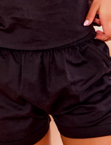 Pantaloni scurti PRETTYLITTLETHING, negru