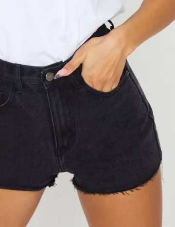 Pantaloni scurti PRETTYLITTLETHING, negru