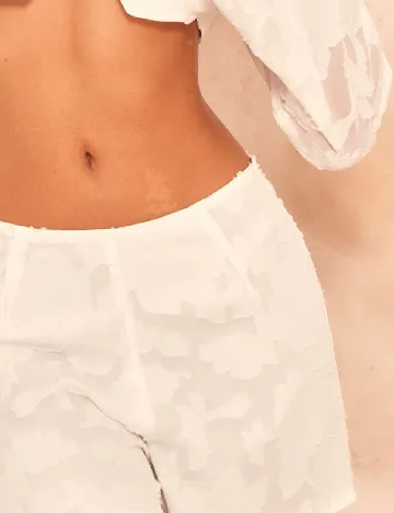 Pantaloni scurti PRETTYLITTLETHING, alb