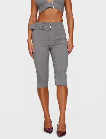 Pantaloni trei sferturi PRETTYLITTLETHING, gri Gri