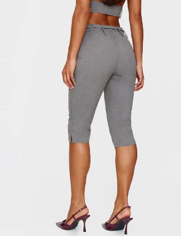 Pantaloni trei sferturi PRETTYLITTLETHING, gri Gri