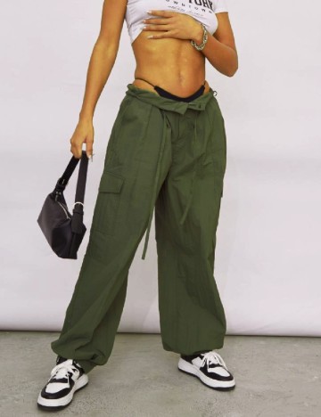 Pantaloni PRETTYLITTLETHING, verde