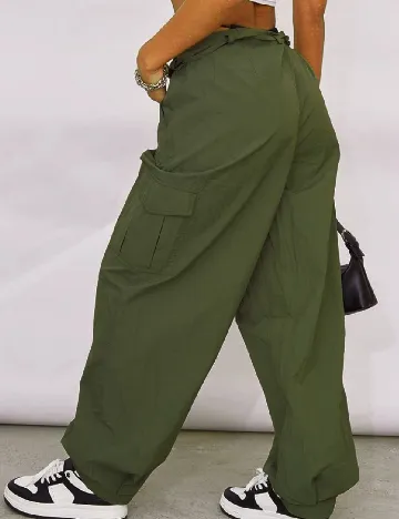 Pantaloni PRETTYLITTLETHING, verde