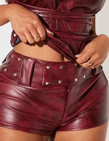 Pantaloni scurti PRETTYLITTLETHING, visiniu Rosu