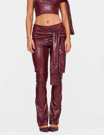 Pantaloni PRETTYLITTLETHING, visiniu Rosu