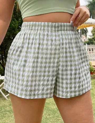 Pantaloni scurti SHEIN CURVE, verde/alb Verde