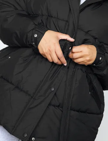Geaca PrettyLittleThing Plus Size, negru Negru
