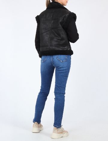 Vesta Zara, negru
