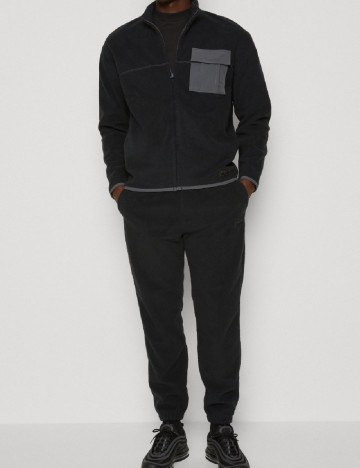 Jacheta Hollister, gri