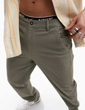 Pantaloni ASOS, kaki Verde