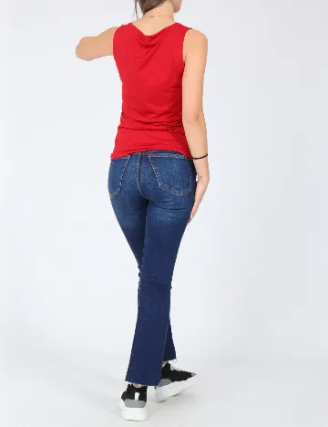 Maiou Zara, rosu Rosu