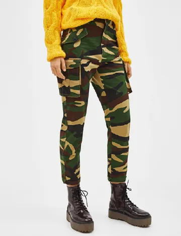 Pantaloni Bershka, army Mix culori