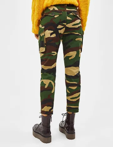 Pantaloni Bershka, army Mix culori
