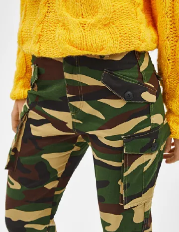 Pantaloni Bershka, army Mix culori