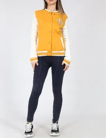 Jacheta Bershka, mustar