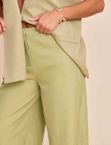 Pantaloni PrettyLittleThing, verde