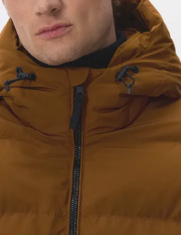 Geaca Reserved, maro