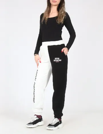 Pantaloni Bershka, negru/alb