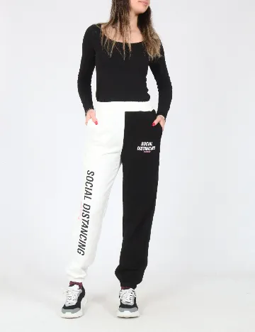 Pantaloni Bershka, negru/alb