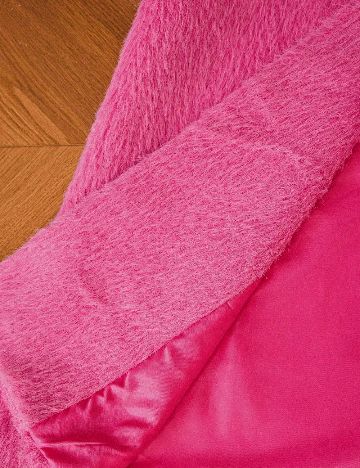 Palton Aveloria, roz