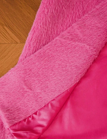 Palton Aveloria, roz