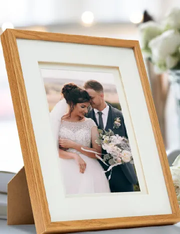 Rama foto Fabian Clarke, maro deschis