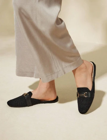 Saboti Cuccoo, negru