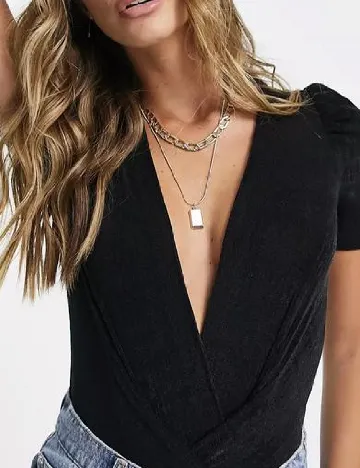 Body River Island, negru