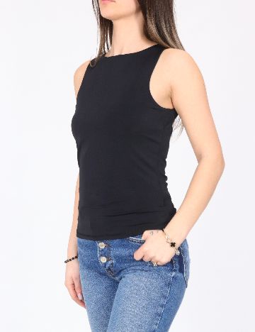 Maiou River Island, negru