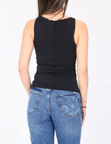 Maiou River Island, negru