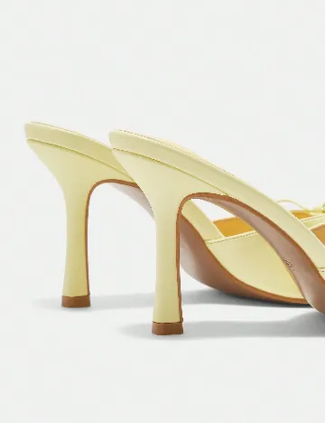 Saboti Cuccoo, galben