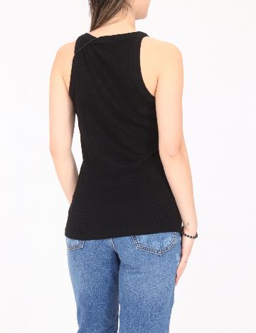 Maiou River Island, negru