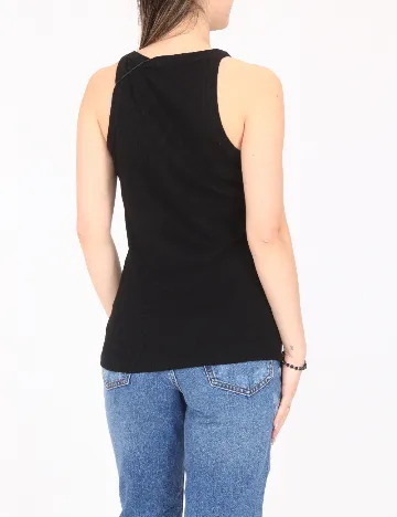 Maiou River Island, negru