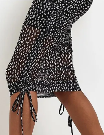 Fusta River Island, negru