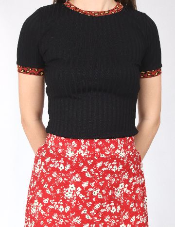 Fusta River Island, rosu