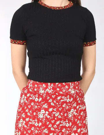 Fusta River Island, rosu