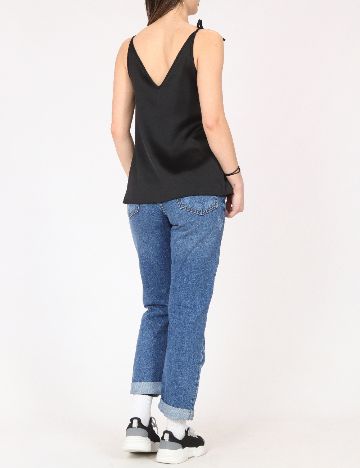 Maiou River Island, negru