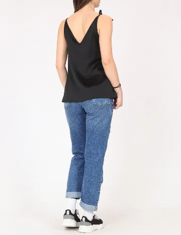 Maiou River Island, negru