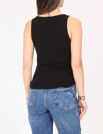 Maiou River Island, negru