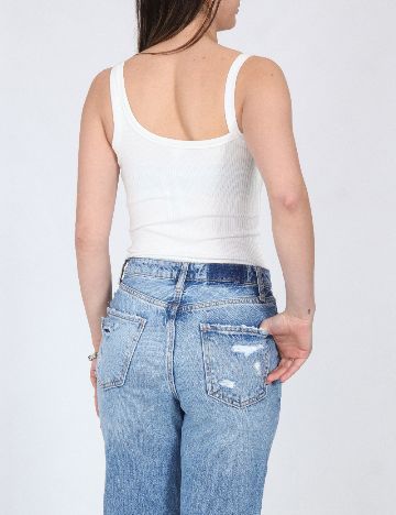 Body River Island, alb