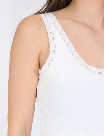 Maiou River Island, alb