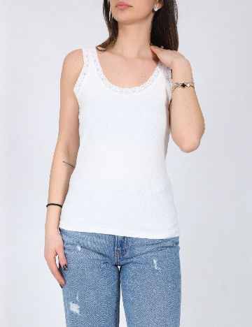 Maiou River Island, alb