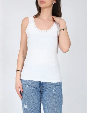 Maiou River Island, alb