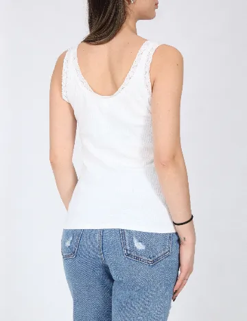 Maiou River Island, alb