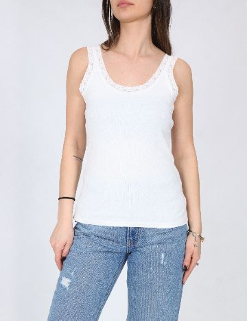 Maiou River Island, alb