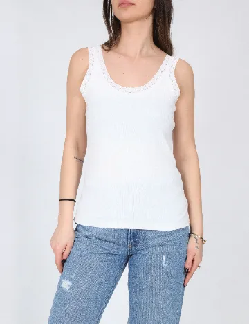 Maiou River Island, alb