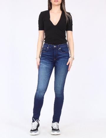 Body River Island, negru