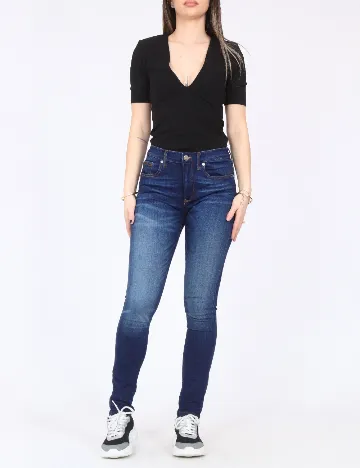 Body River Island, negru