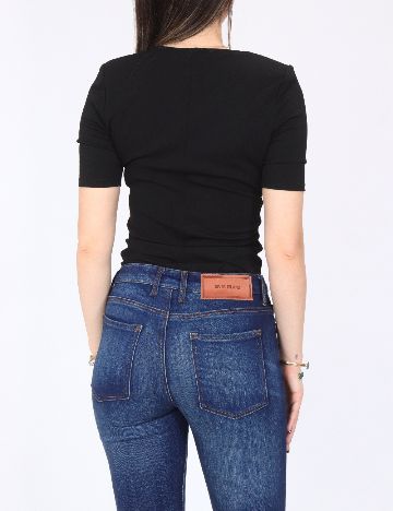 Body River Island, negru