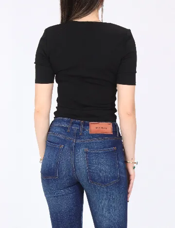 Body River Island, negru